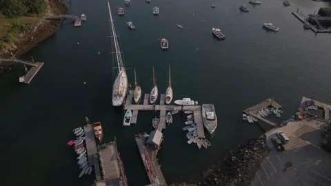 Aerial pullback shot revealing Rockport Marine Park in Maine Vídeo Stock 345459546