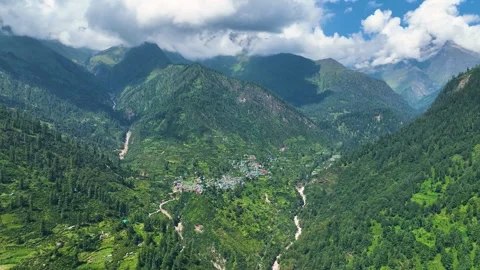 Aerial pullback shot showing Tosh Village, Himachal Vídeo Stock 345276852