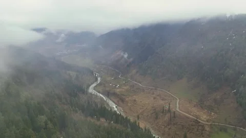 Aerial pullback through clouds revealing the vast Lidder river valley. 库存影片 333801130