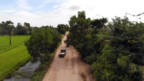 Aerial Pullback Truck Driving Along Dirt Road, Rural Cambodia. Vídeo Stock 106838967