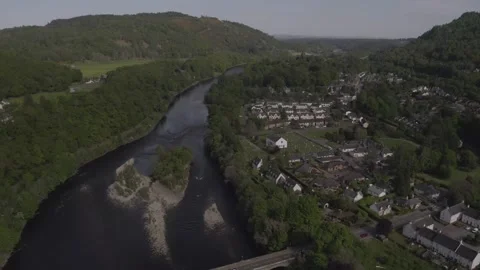 Aerial pullback view Dunkeld town, cars riding on old bridge street crossing 스톡 동영상 251037738