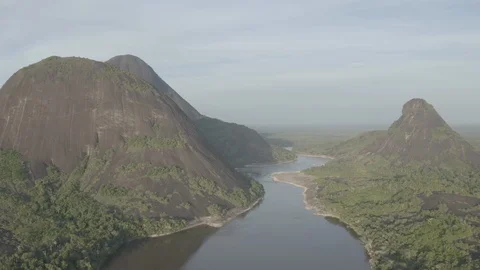 Aerial pulling back from the Cerros de Mavecure over the Inirida river Stock-Footage 100798331