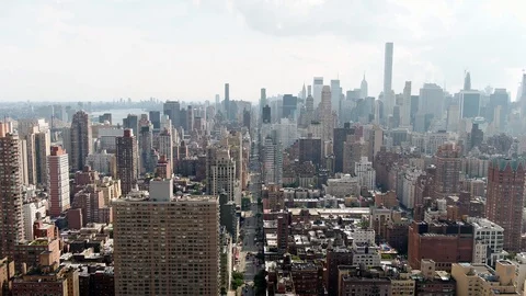 Aerial pulling back Manhattan Empire State Building cityscape NYC New York City 스톡 동영상 94267430