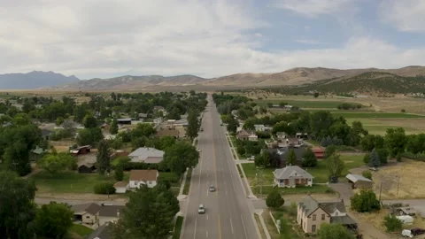 Aerial-Pulling back over Small mountain valley town Main Street Video stock 202096035