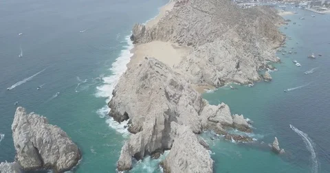Aerial pulling back to reveal the iconic arch in Los Cabos, Mexico Vidéo 74699214