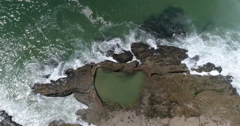 Aerial Pulling Up from Tide Pool in Laguna Beach California 60 Frames Per Second Stockbeeldmateriaal 89035641