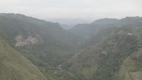 Aerial pulls back above a lush green valley near San Agustin, Colombia Vidéo 104621973