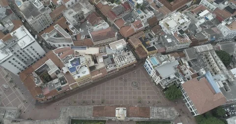 Aerial pulls back and tilts up on the old city of Cartagena, Colombia 스톡 동영상 96009023