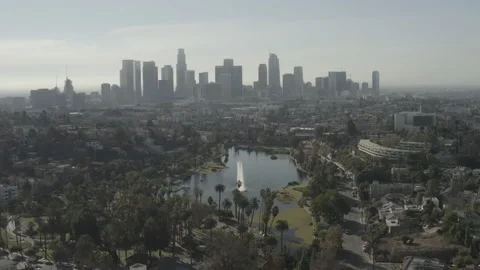 Aerial pulls back from Echo Park and tilts up to reveal DTLA skyline Stockbeeldmateriaal 150709882
