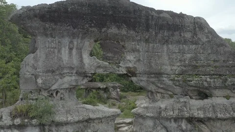 Aerial pulls back from hole to reveal the Puerta de Orion landmark in Guaviare Vidéo 109181214