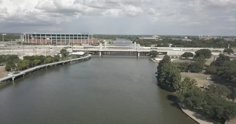 Aerial pulls back over Brazos river from the 35 freeway to reveal bridges Видео 94655229