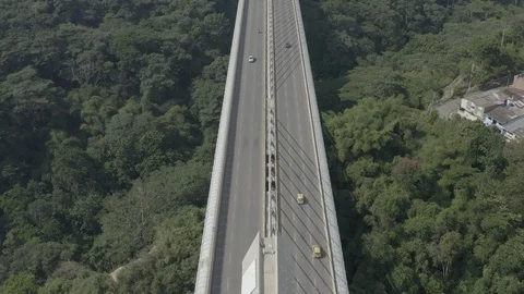 Aerial pulls back over Puente de la Novena and tilts up to reveal Bucaramanga Vídeos de archivo 128019681
