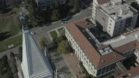 Aerial pulls back from Physics building over the Campanile tower on Cal campus Видео 153492920