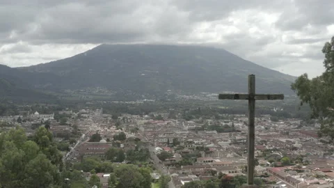 Aerial pulls back from Volcan Agua past Cerro de la Cruz in Antigua, Guatemala Vidéo 167944757