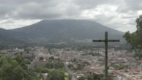 Aerial pulls back from volcano to reveal Cerro de la Cruz in Antigua, Guatemala Vídeos de archivo 167867879