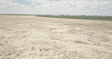 Aerial pulls backs from dry field to reveal the Roswell alien welcome sign in NM Vídeos de archivo 94620049