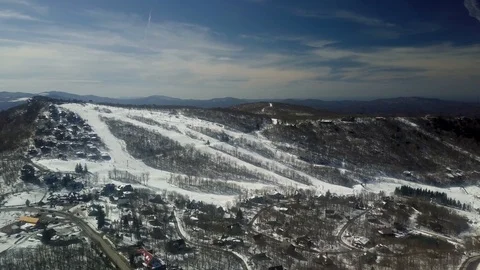 Aerial Push into Beech Mountain Ski Resort Vídeo Stock 125751971