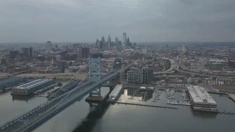 Aerial Push In of Benjamin Franklin Bridge towards Philadelphia, Very High and W Vídeos de archivo 233211871