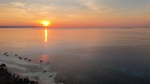 Aerial Push Over Outrigger Boats Toward Panglao Sunrise Vídeo Stock 336591663