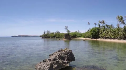 Aerial push over rocks towards island cove. 스톡 동영상 66487306
