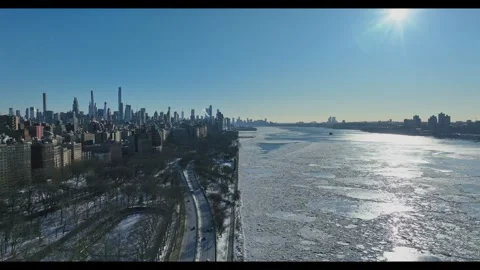 Aerial Push In To Sunlit Manhattan Skyline Over Drifting Hudson River Ice Vídeo Stock 342648053