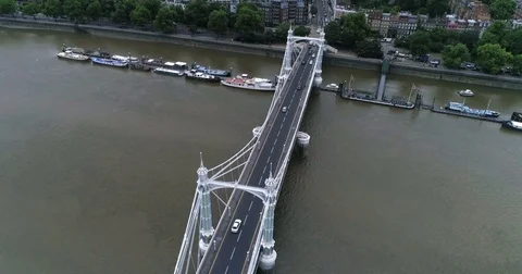Aerial push in view of the victorian Albert bridge in West London Stock Footage 77749606