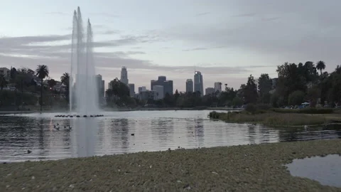 Aerial pushes out past the Echo Park lake to the skyline of downtown LA Vídeos de archivo 150712086