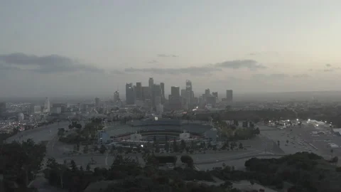 Aerial pushes over Dodger stadium toward the Los Angeles skyline at dusk Vidéo 150681817