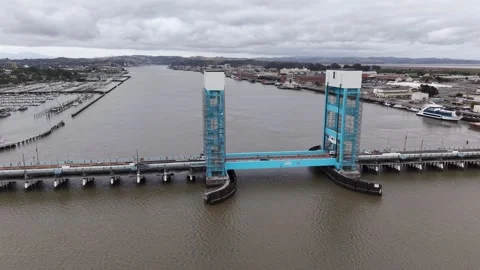 Aerial of the Raised Span of the Mare Island Vertical-Lift Bridge, Vallejo 4K Vídeo Stock 337279586