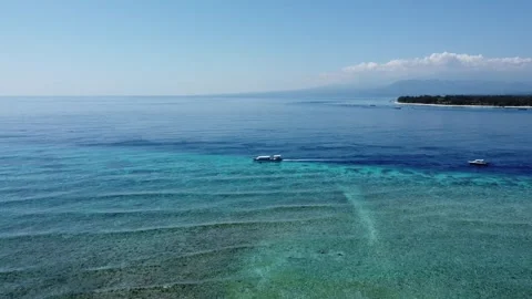 Aerial reef depth reveal Stockbeeldmateriaal 329612418