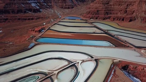 Aerial, reverse, drone shot, tilting away from colorful tailing ponds for Vidéo 107214540