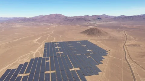 Aerial reverse flight above Solar Energy Farm at Atacama Desert Vídeo Stock 113858236