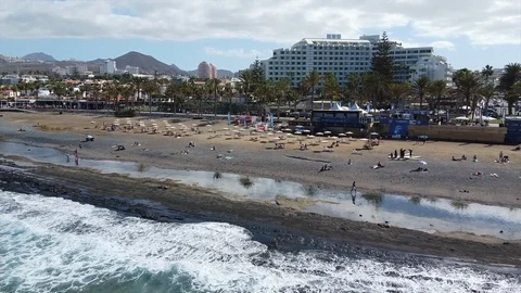 Aerial reverse shot of Playa of Las Americas in Tenerife Vidéo 125900913