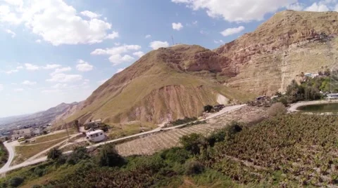 Aerial riding the cable car from Mount of Temptation to Jericho Vidéo 50116952