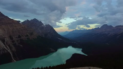 Aerial rising above trees to view of Peyto Lake In Canadian Rocky Mountains 스톡 동영상 220670573