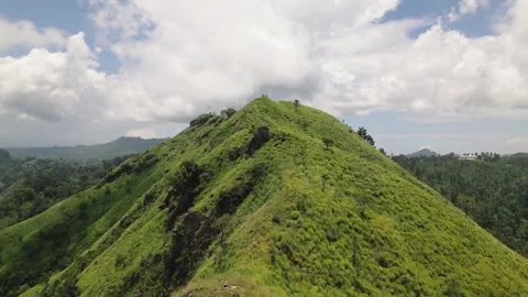Aerial rising panoramic view Adam Peak Hilltop - Sri Lankas Sacred Mountain.. Stockbeeldmateriaal 309329230