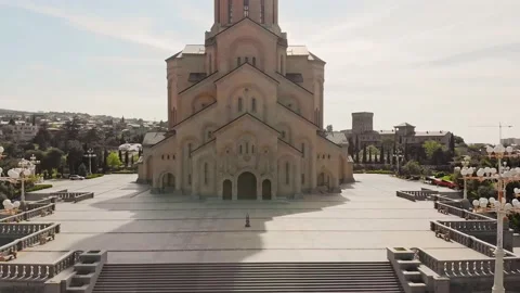 Aerial rising view of Holy trinity cathedral. Georgian orthodox style churche Vidéo 147479003