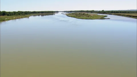 Aerial of river flowing through grass land and forest trees, Flying low and slow Vidéo 109460093