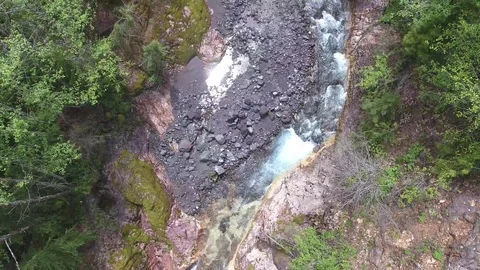 Aerial River in Forest 動画素材 111032525