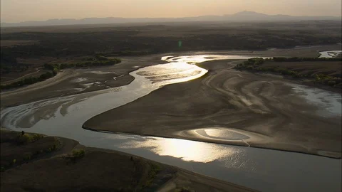 Aerial of river stream and sandy shore at sunset, Guernsey State Park Vidéo 109471301