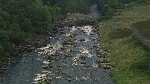 Aerial of river stream flowing through the mountain rocks, High Force Waterfall Vidéo 109149747
