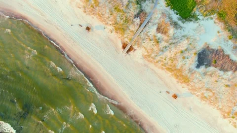 Aerial rotating top-down view of sandy Curonian Spit beaches, Baltic sea shore 스톡 동영상 248482004