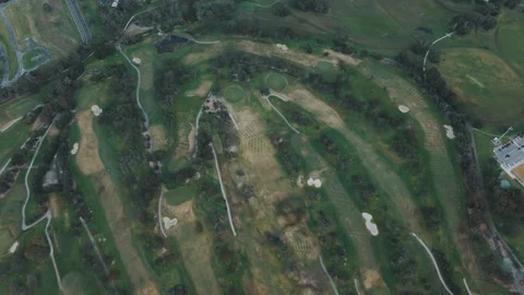 Aerial rotating view of a large golf course Vidéo 342579425
