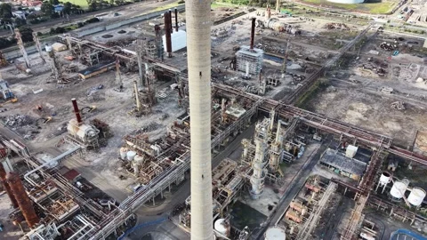 Aerial rotating view of a rusty industrial demolition site 스톡 동영상 341571295