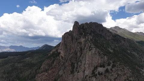Aerial of rugged mountain cliffs and dense forest in southern Colorado Video stock 342048025