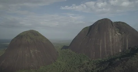 Aerial sails between the two big hills of the Cerros de Mavecure Vidéo 100531879