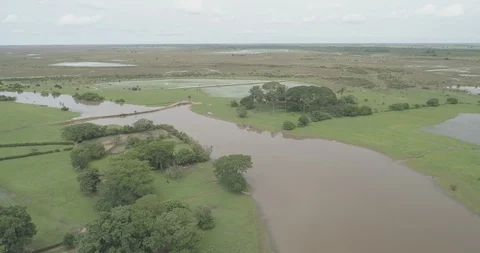 Aerial sails high over a river in the Llanos Orientales of Casanare, Colombia Vidéo 92847200