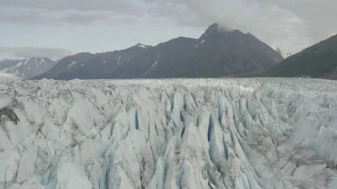 Aerial sails low over the dramatic crevasses of the Knik glacier in Alaska Vídeos de archivo 159256401