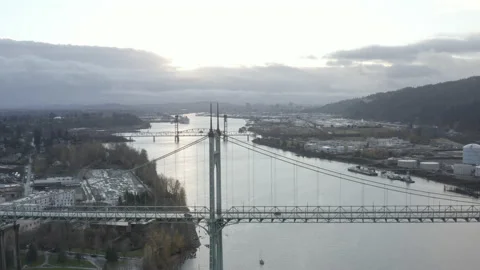 Aerial sails over St Johns Bridge down the Willamette river in Portland, Oregon Vidéo 168104202