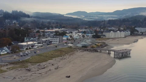 Aerial: Sandy beach front and houses in Lincoln City, Oregon, USA Stockbeeldmateriaal 119942471